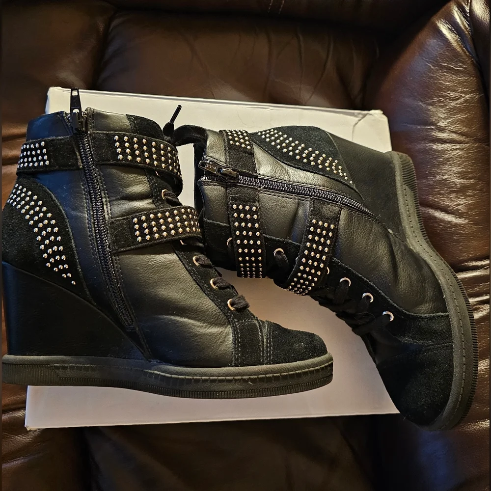 Aldo Verratto-96 wedge boots size 7.5 Used black with gold studs - Picture 3 of 12
